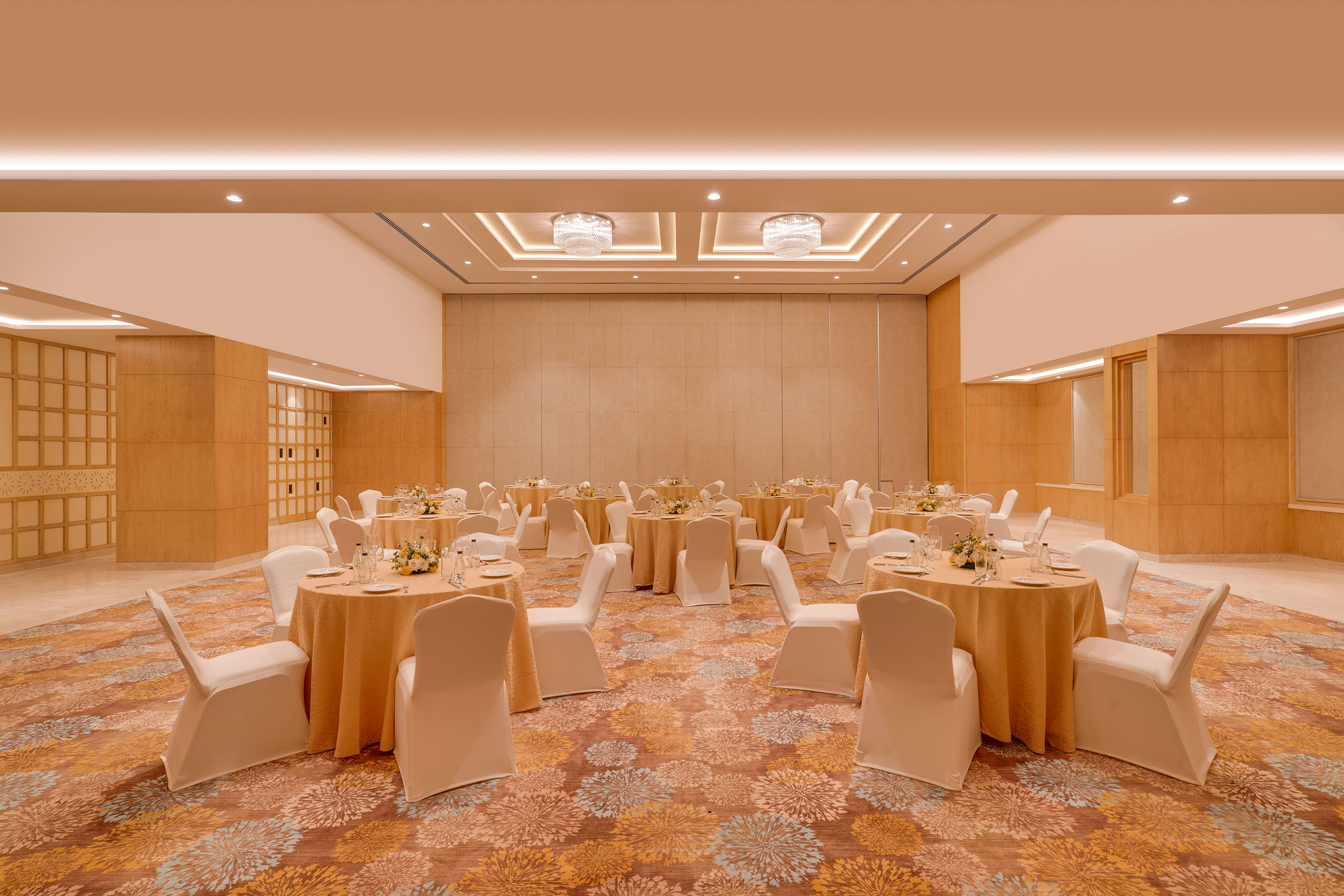 690b4d15d6db0Tangerine Grand 2 - Round Table Setup.JPG